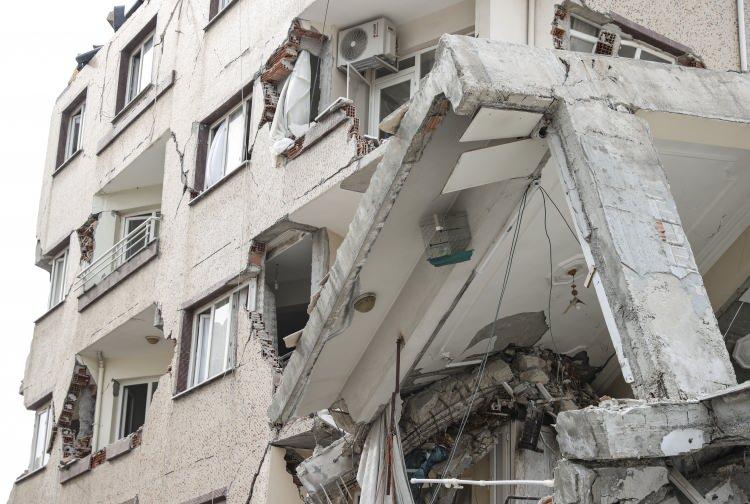 <p>5 İLDE DELİL TOPLAMA BİTTİ</p>
<p>Diyarbakır, Adana, Gaziantep, Kilis ve Osmaniye’de enkazlardaki delil toplama işlemini tamamlayan ekipler, 8 binden fazla binadan örnek aldı. Bilirkişi, inşaatta kullanılan malzemeleri tek tek inceleyip standartlara uygun olup olmadığına bakıyor. Sonrasında ise raporunu hazırlıyor. Soruşturma savcıları, bu rapor doğrultusunda ihmali olanlarla ilgili iddianame düzenleyecek.</p>