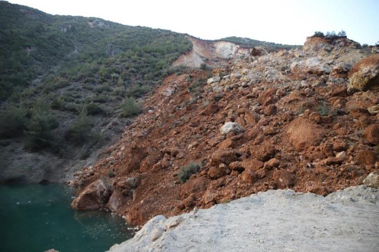 <p>Depremin hemen ardından ulaşıma kapanan İdilli mahalle yolunda yeniden açılması için çalışma başlatılırken, 23 günde yolun çok az kısmı ve suyun akışını sağlayacak kanal açılabildi. </p>
