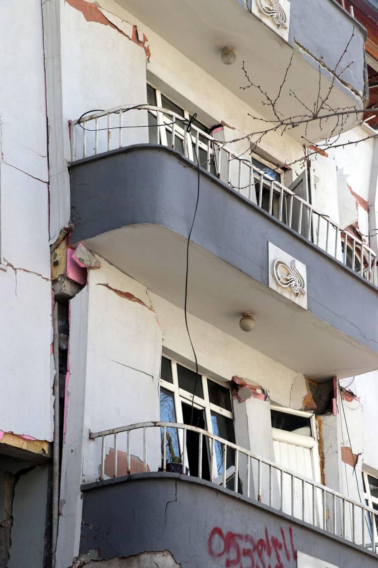 <p>Ev sallanmaya devam ettiği sırada, çocuklarımı aşağıya sarkıttım. Binamız büyük hasar gördü, 2 komşumuz vefat etti. Sözün bittiği dedikleri yerdeyiz. </p>