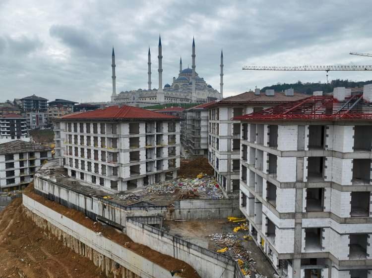 <p>Üsküdar Belediyesinin, 2016'da bölgenin imar problemini çözdüğünü belirten Kaya, "2017'de bölgede saha tespit çalışmalarına başladık. Toplamda 566 bina, 1595 bağımsız birim bulunmaktaydı. Karşımızda da 785 hak sahibi vardı ama bunların kendi içinde mirasçıları, hissedarları, ortakları, 2 binin üzerinde bir muhatabımız söz konusuydu." dedi.</p>

<p> </p>
