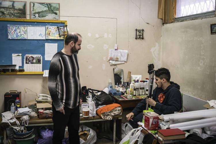 <p> Aralarında egzotik iklimden gelen Nil timsahının da bulunduğu hayvanları kışın belli bir sıcaklıkta yaşatmaları gereken görevliler, saldırılar nedeniyle altyapısı zarar gören şehirde zorlu günler yaşıyor. </p>