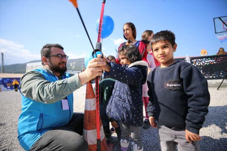 <p>Kahramanmaraş merkezli depremlerden etkilenen Gaziantep'in İslahiye ilçesinde oluşturulan geçici yaşam alanlarındaki çocuklar, bölgede gönüllü görev yapan din görevlileriyle sosyal etkinliklere katılıyor.</p>