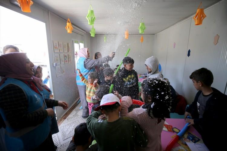 <p>Eviş, şu an geçici yaşam alanlarında çocuklara yönelik hizmetler verdiklerini belirterek, "1600 Diyanet personeli ile çalışmalarımızı sürdürüyoruz. Taziye, manevi destek hizmetleri, 4-16 yaş Kur'an kursları ile günlük 6 bin kişiye yemek üretecek mobil mutfağımızla hizmet etmeye gayret gösteriyoruz. Din görevlilerimiz kendi istekleriyle bölgeye geldiler." dedi.</p>

<p>Depremden en çok çocukların etkilendiklerini gözlemlediklerine değinen Eviş, tüm gönüllülerin pedagojik eğitim almış kişilerden oluştuğuna dikkati çekti.</p>
