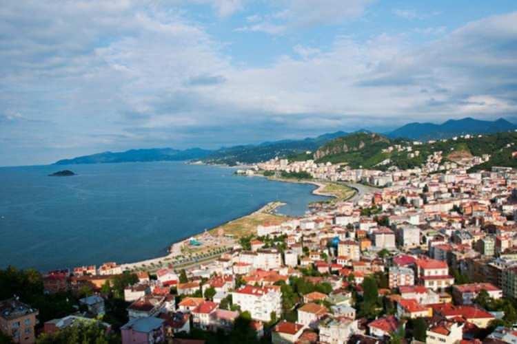 <p><strong>GİRESUN</strong></p>

<p> </p>

<p>Dördüncü derece riskli bölgede bulunan Giresun'da Keşap, Piraziz, Eynesil, Görele, Tirebolu, Çanakçı ilçeleri en risksiz yerler arasında.​</p>
