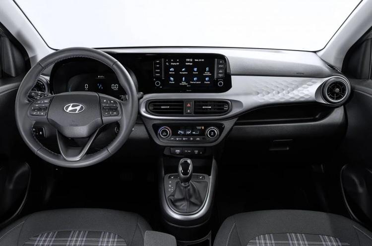 <p>Hyundai’den yapılan açıklamaya göre, daha canlı renkler ve daha şık bir tasarımla gelen i10, gelişmiş bağlantı özellikleri, konfor unsurları ve genellikle sadece üst segmentlerde görülen teknolojileri de bünyesine katmış durumda. </p>
