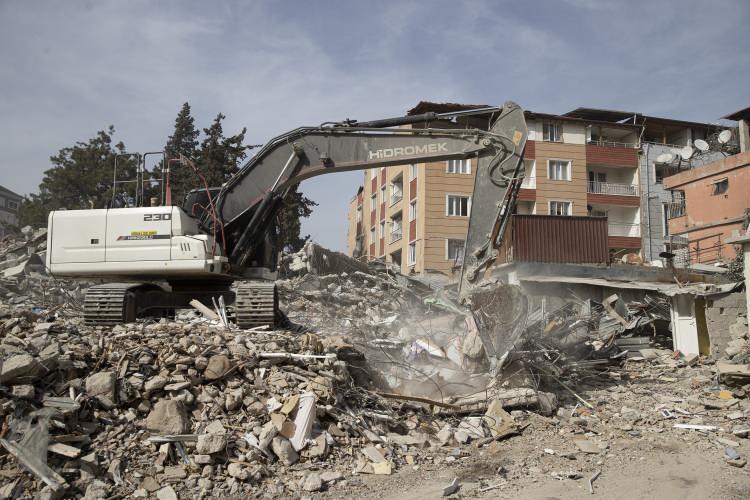 <p>Kamyonlara yüklenen moloz yığınları belirlenen döküm sahalarına taşındı.</p>

<p> </p>
