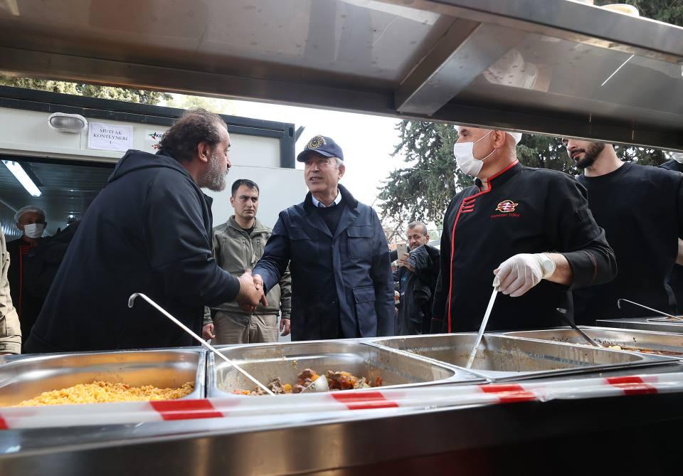 <p>Akar, Hatay'da Milli Savunma Bakanlığının kurduğu mutfakta yemek pişiren şef Mehmet Yalçınkaya'ya da teşekkür etti.</p>
