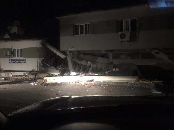 <p>Hatay'da, uyuduğu minibüste depreme yakalanan 43 yaşındaki Gülnaz Er, park ettikleri yerdeki apartmanın yıkılması sonucu araç içinde sıkıştı. </p>
