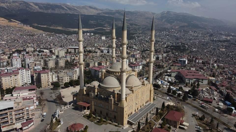 <p>Kahramanmaraş'ın simgelerinden Abdülhamid Han Camisi, depremlerin ardından kentteki büyük yıkıma karşın ayakta kalmasına rağmen tedbir amaçlı ibadete kapalı kalacak.</p>
<p> </p>