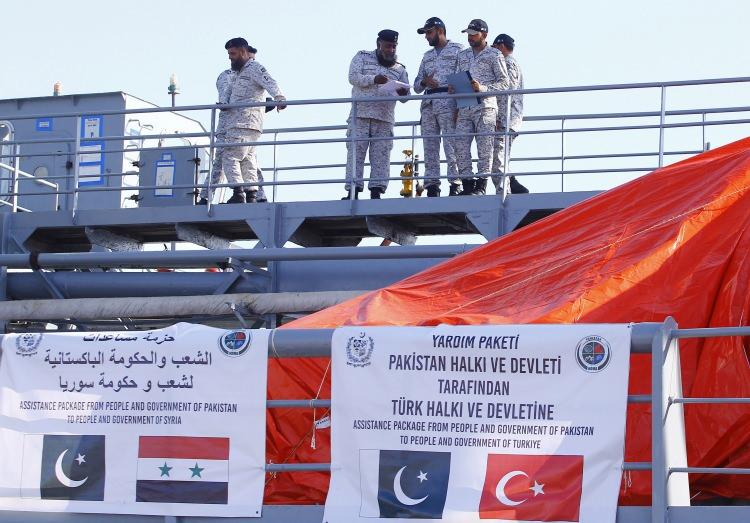 <p>Pakistan, Türkiye'ye arama kurtarma ekiplerinin yanı sıra gönderdiği insani yardımlarla öne çıkan ülkelerden oldu. Pakistan'dan bugüne kadar 26 uçuşla yaklaşık 400 ton insani yardım Türkiye'ye ulaştırıldı.</p>