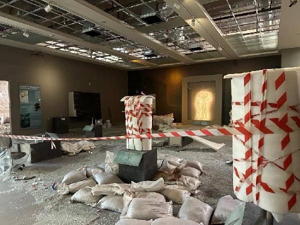 <p>Güvenliği sağladıktan sonra eserlerle ilgili de restorasyon bölge laboratuvarlarımızdan restoratörlerimiz geldi. Çok çalıştılar hepsine teşekkür ediyorum. Tüm vitrinler kontrol edildi ve eserler sağlama alındı, sarıldı.</p>