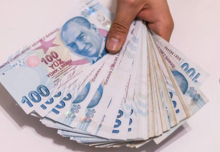 <p>DÜŞÜK ÜCRET BİLDİRİLEMEYECEK</p>

<p>İşveren, EYT kapsamında emekli olduktan sonra 30 gün içinden yeniden işe aldığı personelin ücretini düşük bildirirse SGK tarafından teftişle karşı karşıya kalabilecek.</p>
