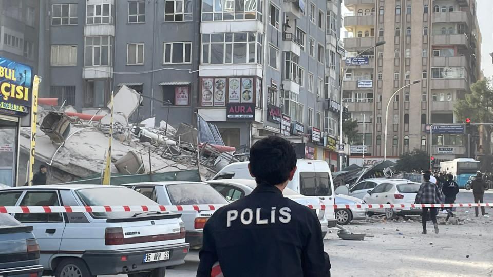 <p>Kahramanmaraş merkezli depremlerin ardından ağır hasarlı olarak tespit edildiği için mühürlenen binada CHP İl Başkanlığı'nın da bulunduğu öğrenildi.</p>
