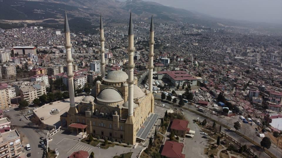 <p>Sultan 2. Abdülhamid Han'a ithafen inşa edilen, kentin en büyük camisi, 6 Şubat'ta meydana gelen depremlerin ardından tüm ihtişamıyla ayakta duruyor. Kentin her yerden görülebilen caminin bahçesindeki şadırvan ise yıkıldı.</p>
<p> </p>
