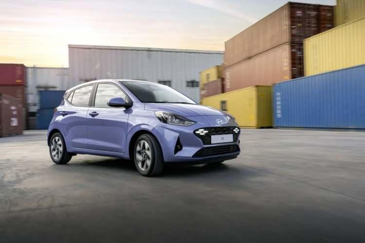 <p> Hyundai i10 N Line, daha fazla sportiflik isteyen müşteriler için farklı bir alternatif olarak dikkati çekiyor. İkisi yeni toplam dokuz gövde rengiyle satışa sunulacak olan i10, inci kaplamalı parlak ve açık gri <strong>“Lumen Grey”</strong> ve mavi-mor karışımı <strong>“Meta Blue”</strong> gibi özel renklerle öne çıkacak.</p>
