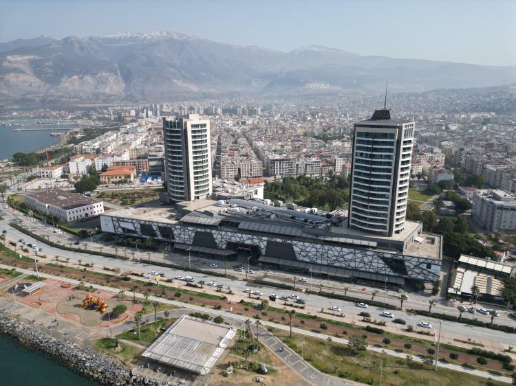 <p>İskenderun da sahil şeridindeki pek çok binada hasar oluşurken 87 metrelik iki kuleye sahip yapıda izolatör olmamasına rağmen hasar oluşmadı. Alışveriş merkezi içerisindeki bir zücaciyede tek bir parça dahi yerinden oynamadı.</p>