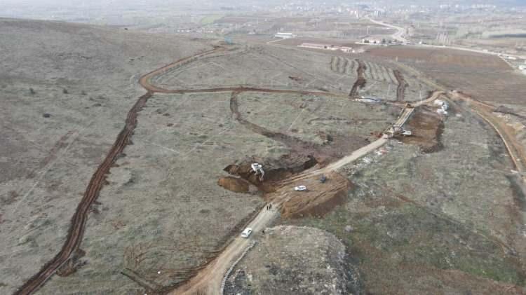 <p>Doğanşehir Belediye Başkanı Durali Zelyurt, 7,7 ve 7,6 büyüklüğündeki depremlerin ardından Cumhurbaşkanı Recep Tayyip Erdoğan`ın bir yılda kalıcı konutların yapılacağını söylediğini hatırlattı.</p>