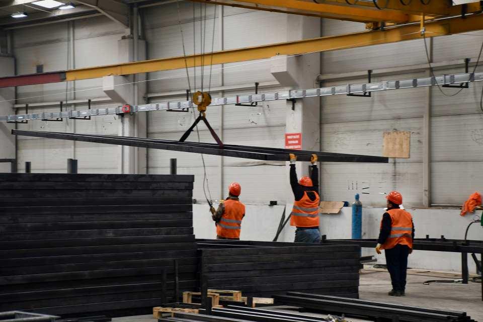 <p>İlk etapta 1000 konteyner gönderilmesi planlanan bölgeye, yapımı tamamlanan 18 konteyner tırlara yüklenerek yola çıkarıldı.</p>
<p> </p>