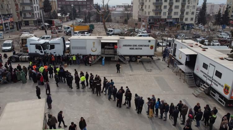 <p>Depremlerin ardından Jandarma Genel Komutanlığına ait mobil mutfak ve mobil ekmek fırını, Kahramanmaraş'ta görevlendirildi. Milli İrade Meydanı'nda konuşlandırılan tırlarda depremzedeler için günlük ortalama 7 bin porsiyon yemek hazırlandı.</p>