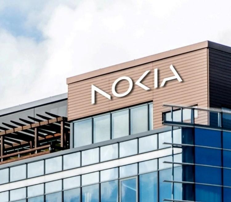 <p>O zamandan beri Nokia, mobil ve bulut ağ teknolojilerine odaklanırken bir telefon şirketi olarak anılmaktan kurtulmaya çalışıyor. Nokia artık gelirinin büyük bir kısmını işletmeden işletmeye satışlardan elde ediyor ve kurumsal pazardaki ayak izini genişletmeyi planlıyor.</p>
