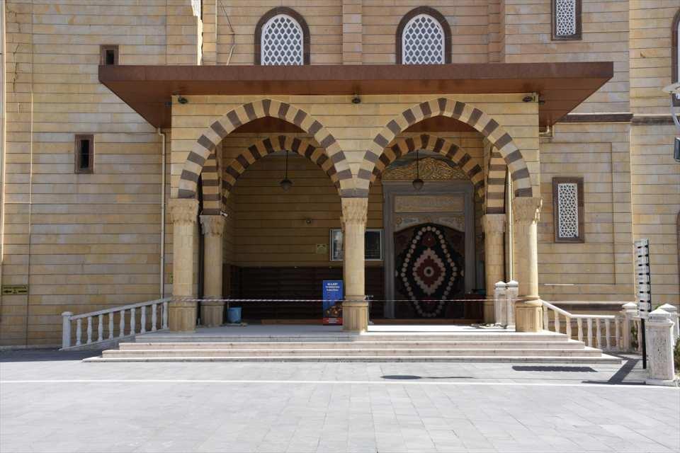 <p> Bahçesi ve avlusu da buna müsait olmadığından şu anda orada namaz kılınmıyor. İki büyük deprem yaşadık. Bunlar belki bir zarar vermiş olabilir. Detaylı araştırma yapıldıktan sonra ilgili kurumlarca ancak bu karar verilir." ifadelerini kullandı.</p>
