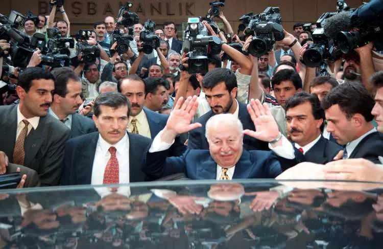 <p>Genel Başkan Erbakan, partisinin kuruluşundan sonra kapitalizm ve batıcılık karşıtı bir siyaset yürüttü.</p>

<p> </p>
