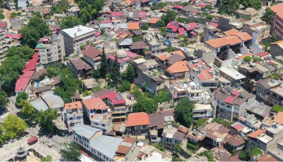 <p>"Deprem sonrasında yıkılan bazı noktaları tekrar çekmek ki bir kısmını çekebildik, bir yıl önce haz alarak yaptığımız işi bir yıl sonra hüzünle yaptık. Havadan baktığımızda yıkımı daha şiddetli görüyorsunuz. Gördüğünüz yeşillikler, binalar, ağaçlar, tarihi eserler yok olmuş. İnsanı hüzünlendiriyor."</p>

<p> </p>
