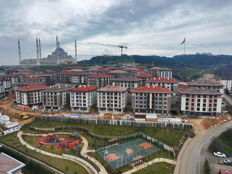 <p>Cumhurbaşkanı Recep Tayyip Erdoğan'ın deprem bölgesinde zemin artı 3 katlı evlere örnek gösterdiği Üsküdar Kirazlıtepe ve Ferah mahallelerindeki kentsel dönüşüm çalışmalarının bu yılın sonunda tamamlanması planlanıyor.</p>
