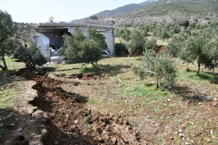 <p>"Asrın felaketi" olarak nitelenen 7,7 ve 7,6 büyüklüğündeki depremlerden etkilenen Kahramanmaraş'ın Türkoğlu ilçesine bağlı kırsal Yeşilyurt Mahallesi ile Gaziantep'in Nurdağı ilçesine bağlı kırsal Bademli Mahallesi arasındaki arazi depremden önemli ölçüde hasar aldı.</p>
