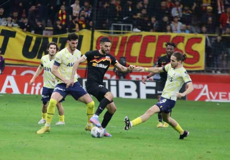 <p>"Galatasaray şu an 1 maç eksiğiyle 3 puan önünde Fenerbahçe'nin. Ligin bitimine çok maç kalmadı. Fenerbahçe'nin 11 maçı, Galatasaray'ın 12 maçı kaldı. İki takımın ligin son maçını birbiriyle oynayacak olması büyük tesadüf."</p>
