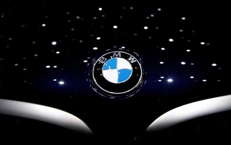 <p>BMW Group Classic'in Arşiv Müdürü Fred Jakobs geçtiğimiz dönemde "Renkler, Bavyera eyaletinin bayrağının renklerini temsil ediyor. Ancak bu dizayn, orijinal bayrağın ters şeklinde tasarlanıyor" sözleri ile logonun hikayesine açıklık getirmişti.</p>
