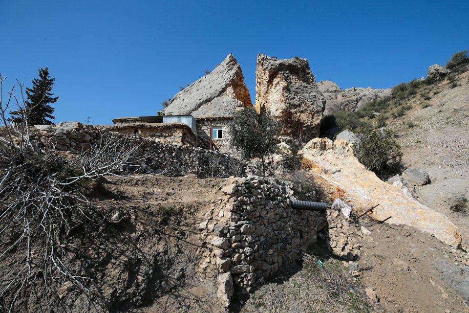 <p>Tonlarca ağırlıktaki büyük kaya parçası, artçı sarsıntılarla hareket ederek Hacı Bulgur'a ait tek katlı eve çarparak ortadan ikiye ayrıldı. </p>