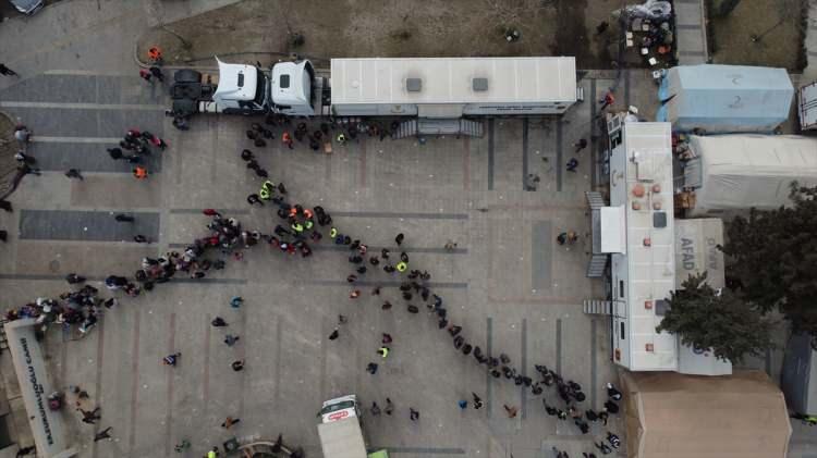 <p> "Asrın felaketi" olarak nitelenen ve 11 ili etkileyen 6 Şubat'taki depremlerin merkez üssü Kahramanmaraş'a gelen Jandarma Genel Komutanlığının mobil araçlarından, bugüne kadar 161 bin porsiyonun üzerinde yemek ikramında bulunuldu.</p>