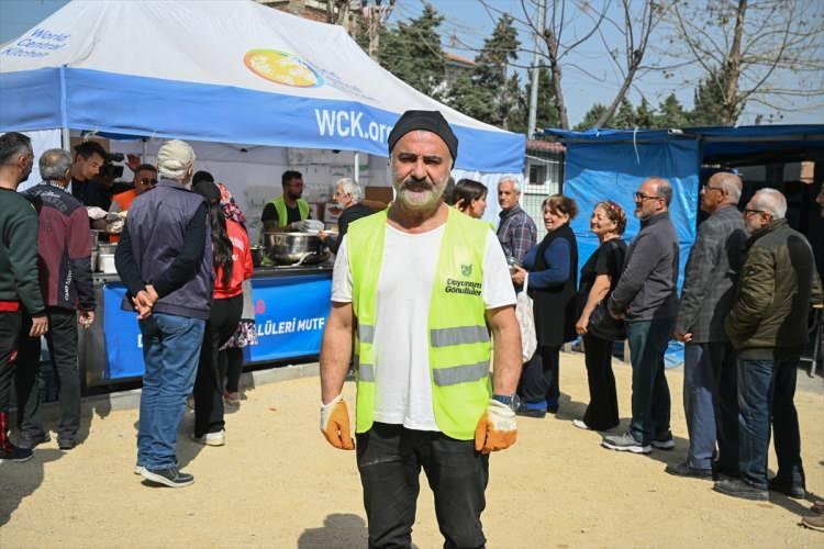<p><strong> "Erdal Bakkal" da sahada</strong></p>

<p>Bir televizyon dizisinde canlandırdığı "Erdal Bakkal" karakteriyle tanınan oyuncu Cengiz Bozkurt da eşinin memleketi Kahramanmaraş ile başladığı yardım faaliyetlerini İskenderun'da sürdürdü.</p>

<p>Yaklaşık 20 gündür deprem bölgesinde gönüllü olarak yardım faaliyetlerine katılan sanatçı Bozkurt, bağışçıların gönderdiği çadırların kurulumu ve erzak dağıtımında aktif görev aldı.</p>
