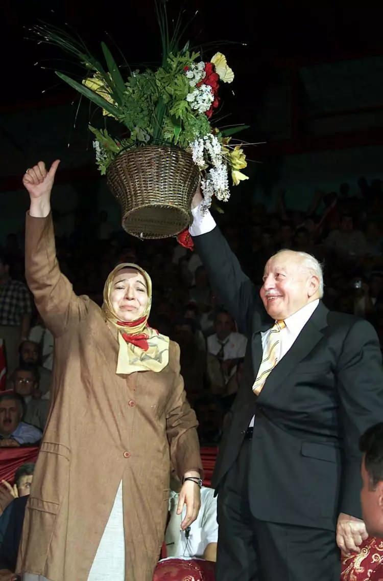 <p>Ayrıca Erbakan'ın bu dönemdeki konuşmalarında, halkı Ayasofya'da namaz kılmaya davet etmesi, ilk kurduğu partisinin kapatılması kararına girdi.</p>

<p> </p>
