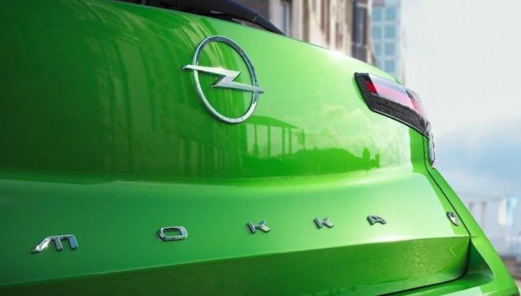 <p>Opel'in Tasarımdan Sorumlu Başkan Yardımcısı Mark Adams yeni Opel logosu ile ilgili şöyle konuştu: </p>

<p> </p>

<p>“Logonun dış çemberi daha ince, daha zarif, daha kibar ve daha belirgin. Bu detaylar markamızın logosunu daha da vurgular nitelikte. tüm detaylar oldukça keskin. 'Opel' yazısı, bir mücevher parçasındaki ince bir gravür gibi çemberin alt kısmına entegre edildi.”   </p>
