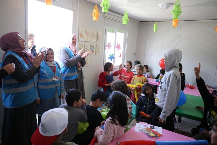 <p>Din görevlisi Leyla Topçu da gördükleri yıkım karşısında çok üzüldüklerini, değerler eğitimi ile çocukların hayatlarına dokunmaya çalıştıklarını kaydetti.</p>

<p>Topçu, çocukların faaliyetlerle çok mutlu olduklarını dile getirerek, "Burada zeka oyunları, okçuluk, hikaye okuma gibi birçok etkinlik düzenliyoruz. Oyunlarla çocukları eğlendirmeye çalışıyoruz." dedi.</p>
