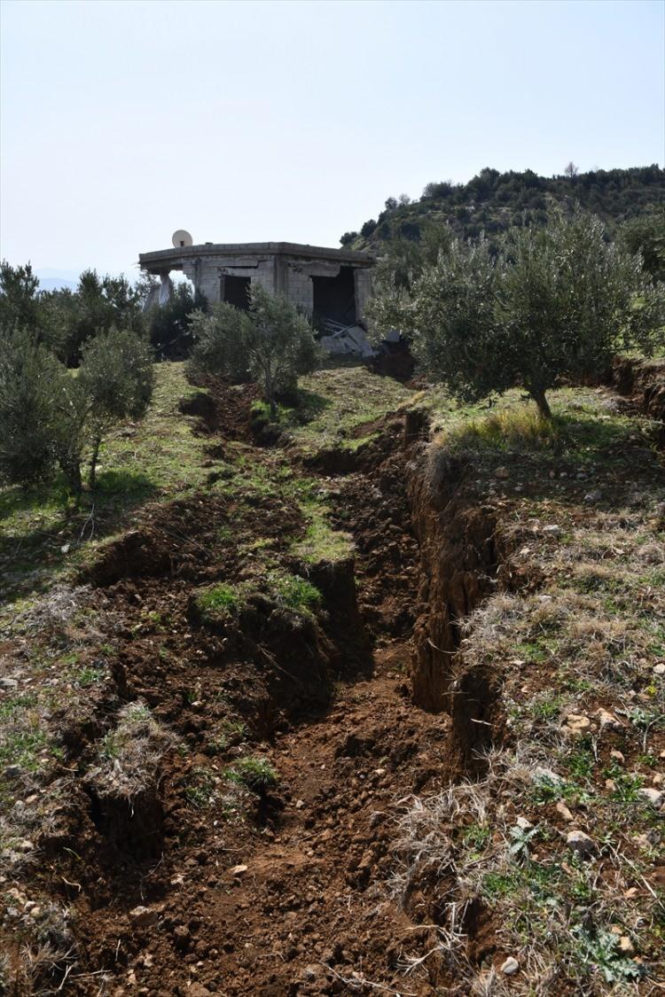 <p>- "KÖYDEKİ 20 HANEDEN 3'Ü SAĞLAM KALMIŞ"</p>

<p> </p>

<p>Ali Aksu da Gaziantep'te çalıştığını, depremden sonra Bademli Mahallesi'ne gelmeye çalıştığını dile getirerek, şunları anlattı:</p>
