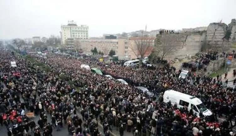 <p>Erbakan, 1 Mart 2011'de vasiyeti üzerine devlet töreni yerine İstanbul Fatih Camisi'nde düzenlenen cenaze töreninin ardından son yolculuğuna uğurlandı.</p>
