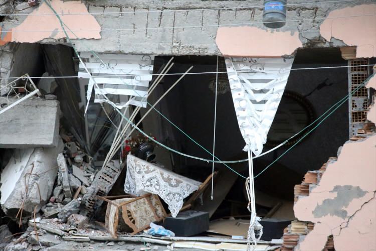 <p>İş yerini açtığını diye getiren Alkış, "İnsanlara yardım etmeye çalışıyoruz. </p>
