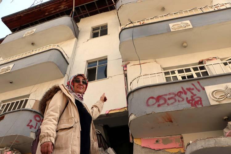 <p>Zeliha Demir, "O anlar, anlatılmıyor; çok kötüydü. Ev sallanmaya devam ettiği sırada, çocuklarımı aşağıya sarkıttım" dedi.</p>
<p> </p>