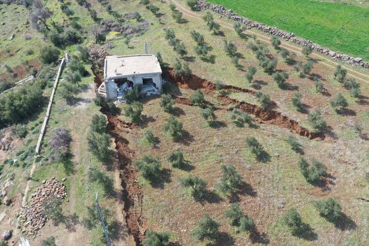 <p>Yarıkların oluştuğu arazide bulunan evler de büyük hasar gördü. Yeşilyurt Mahallesi'ndeki tek katlı bir ev yaklaşık 2,5 metre toprağa gömüldü.</p>
