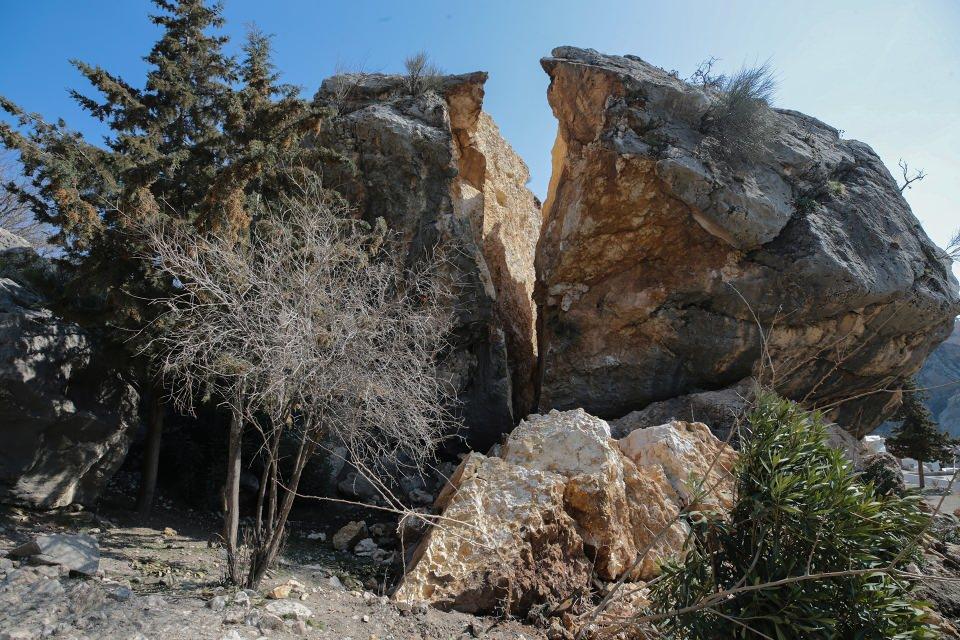 <p>Kaya parçasının halen risk oluşturduğunu belirten Bulgur, bir an önce müdahale edilmesini istedi.</p>
