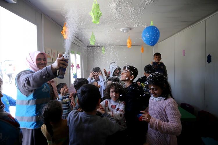 <p>Pazarcık ve Elbistan merkezli, 6 Şubat'taki depremlerin yıkıma neden olduğu İslahiye'de, kurulumu tamamlanan konteyner kentte yaklaşık 3 bin kişi barınıyor.</p>