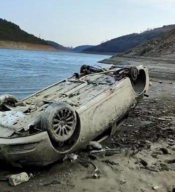 <p>Sultangazi'de bulunan Alibeyköy Barajı'nda doluluk oranı bugün yüzde 10.69 olarak ölçüldü. Bir kısmı tamamen kuruyan barajda, suların çekilmesiyle göle atılan giysiler, pet şişe, zodyak bot ve kayık parçaları gibi birçok kalıntı ortaya çıktı. </p>