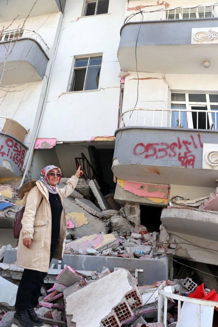 <p>Kahramanmaraş'taki ilk depremde oturdukları 4 katlı binanın ilk katı yıkılınca 3'üncü katta mahsur kalan Zeliha Demir (43) ile 2 kızı, balkon demirine bağladıkları internet kablosunu ip gibi kullanarak kurtuldu. </p>