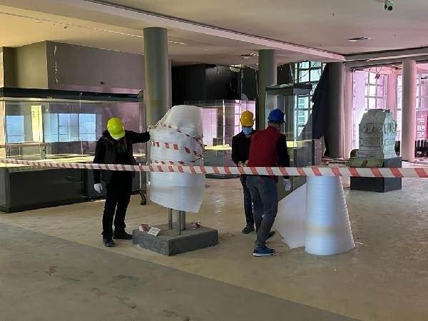 <p>Müzedeki eserlerin son durumuna ilişkin bilgi veren Hatay Arkeoloji Müzesi Müdürü Ayşe Ersoy, "Tüm vitrinler kontrol edildi ve eserler sağlama alındı, sarıldı. Olası bir deprem riskine karşı kontrollü şekilde Kırşehir Müzesi'ne gönderildi. </p>
