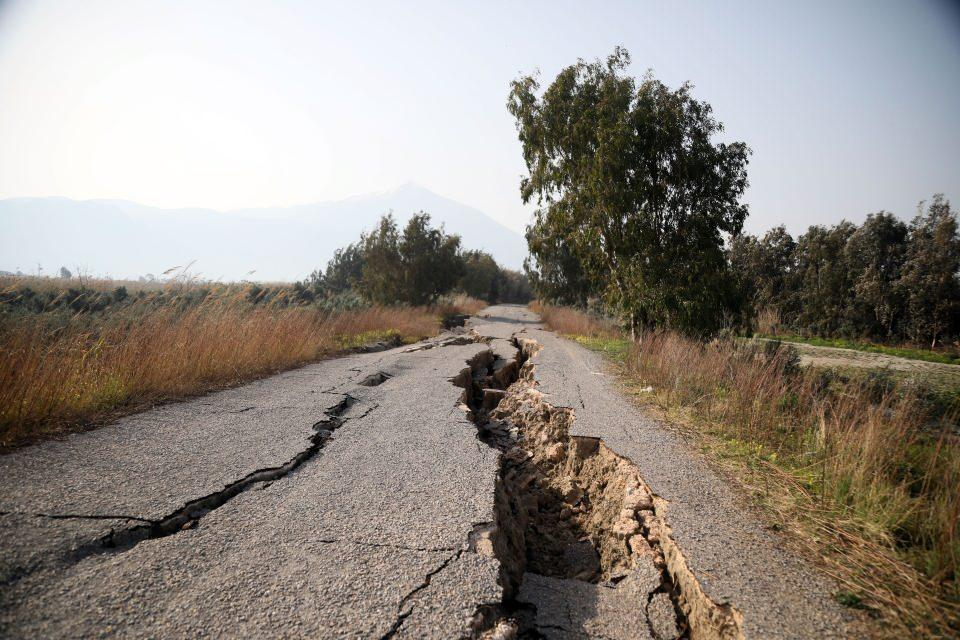 <p>Liman Mahallesi sakinlerinden Temel Diyap, Asi Nehri boyunca denize uzanan yoldaki yarıkların depremde oluştuğunu belirterek, “Burası Lübnan'dan doğan Asi Nehri'nin denize döküldüğü son nokta olan Liman Mahallesi. </p>