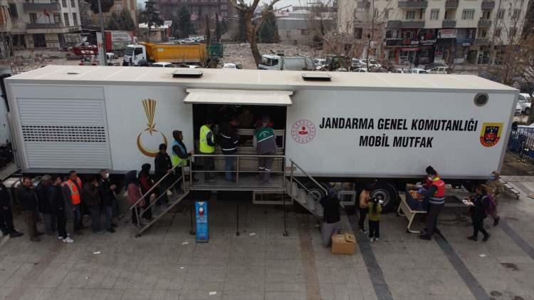 <p>Aşçı ve mobil mutfak personelinin bulunduğu tırlarda her gün sabahları 3 bin kişilik çorba, öğle ve akşamları da 2'şer bin kişilik yemek hazırlanarak depremzedelerin beslenme ihtiyacı karşılanıyor. Tırlarda depremzedeler için ayrıca 216 bin ekmek de üretildi.</p>
