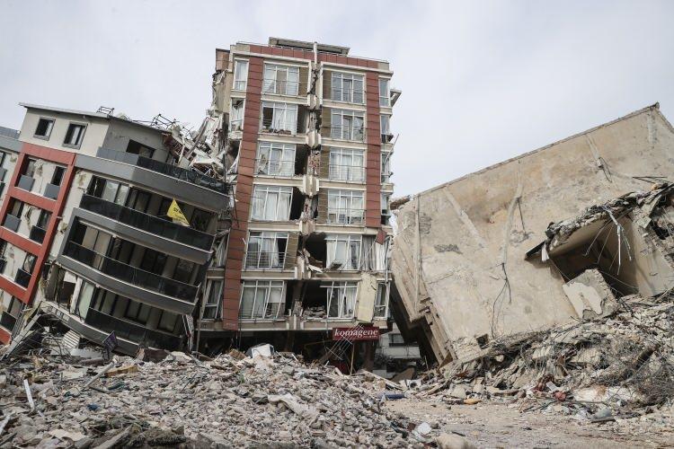 <p><strong>ÖRNEK ALINMADAN ENKAZ KALKMIYOR</strong></p>
<p>Arama kurtarma çalışmaları tamamlanan binalarda delil toplama işlemleri titizlikle yürütülüyor. Delil toplanmayan binalarda enkazın kaldırılmasına müsaade edilmiyor. Mimar, inşaat ve jeoloji mühendislerinden oluşan 3'er kişilik bilirkişi heyeti, savcı denetiminde enkazlardan karot ve demir örnekleri alıyor.</p>